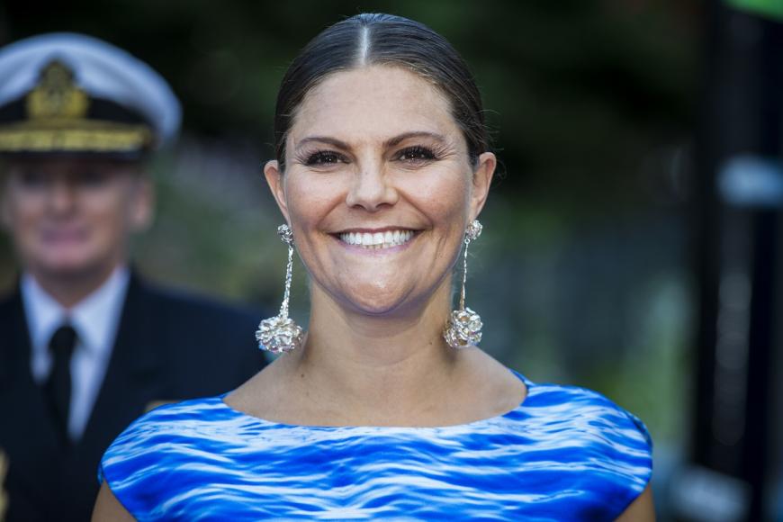Das Volk liebt die Kronprinzessin und freut sich schon auf ihre Regentschaft.