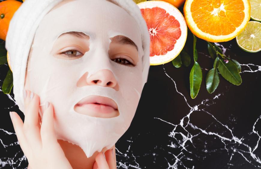 Mit einer Vitamin-C-Tuchmaske aus der Drogerie kannst du deinen Teint zum Strahlen bringen. 