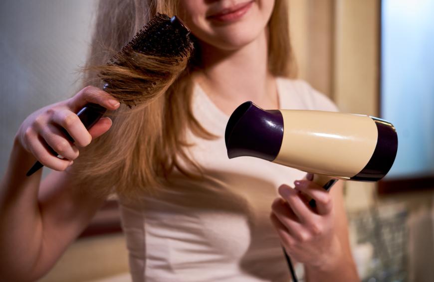 Damit deine Haare endlich tolles Volumen bekommen, brauchst du die richtige Bürste. 