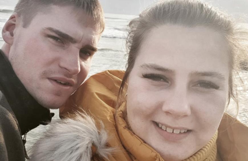Nein! Schon im Februar hatte die Tochter von Silvia Wollny offen erklärt, dass sie mit starken Wassereinlagerungen zu kämpfen hätte und ihr Ehering ihr derzeit einfach nicht mehr passt.