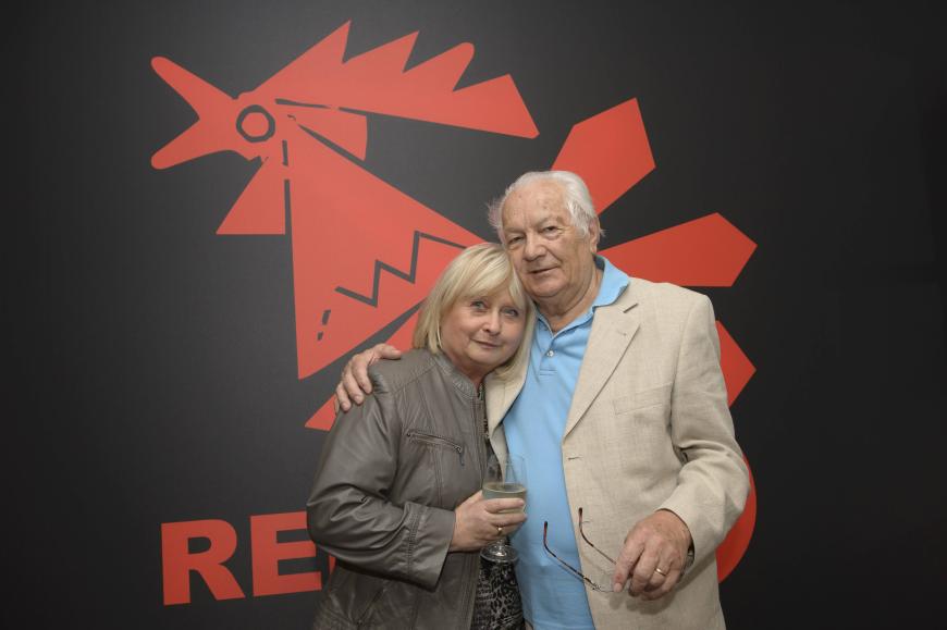 Elvira und Wilhelm Makkay vor dem Logo des Red-Rooster-Labels von Sohn Peter Maffay.