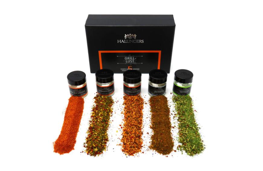Sobald es draußen wärmer wird, ist dein Vater draußen am Grill zu finden? Damit das nächste BBQ noch köstlicher wird, kann er den Steaks mit diesen tollen Grillgewürzen einen besonderen Geschmack verpassen. Das Set von Hallingers bekommst du hier für circa 20 Euro.