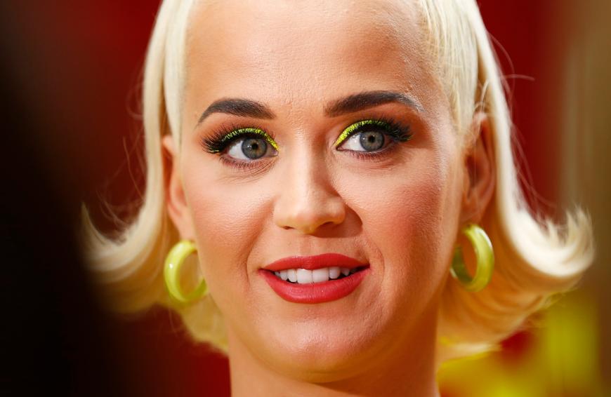 Auch Sängerin Katy Perry hat große Poren. Mit den richtigen Produkten können sie aber minimiert werden. 