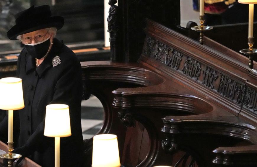 Die Bilder der trauernden Elizabeth alleine in der Kirche gingen um die Welt.