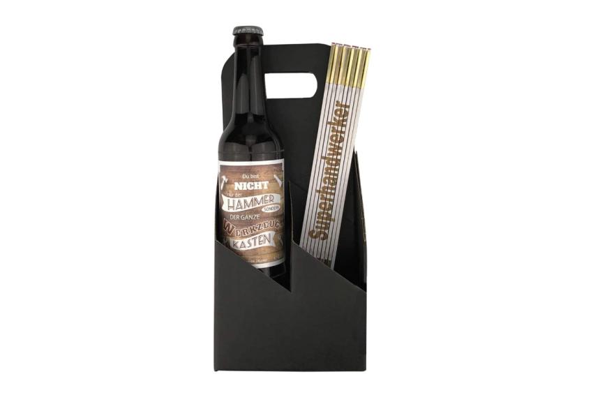 Über dieses Geschenkset wird sich dein Vater bestimmt freuen: Denn in dem Kasten steckt nicht nur eine Flasche Bier, obendrein gibt es noch einen Zollstock dazu, den du nach deinen Wünschen personalisieren lassen kannst. Shoppe das Präsent hier für rund 14 Euro.