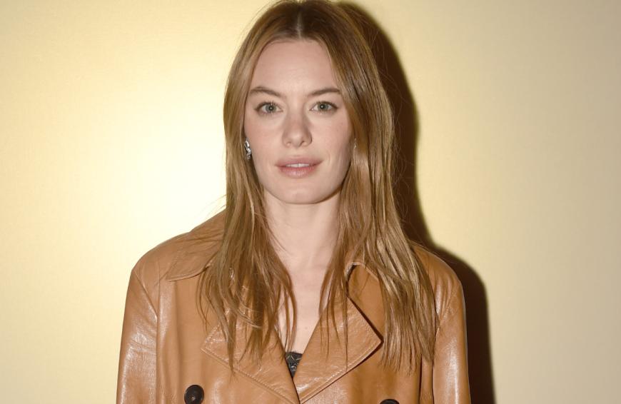 Das französische Model Camille Rowe begeistert mit einem makellosen Teint. Das Geheimnis? Eine Foundation mit Matt-Effekt!