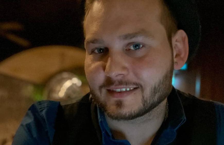 Doch jetzt ist der 31-Jährige wieder verliebt — und verlobt!