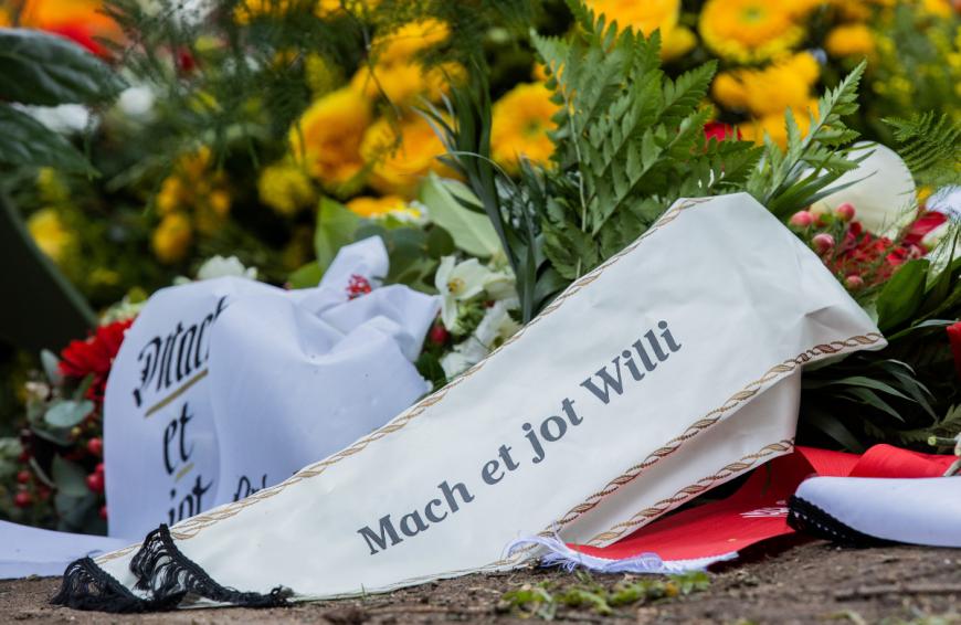 Andere verliehen ihrer Trauer mit Kränzen Ausdruck, die sie auf dem Friedhof niederlegten.