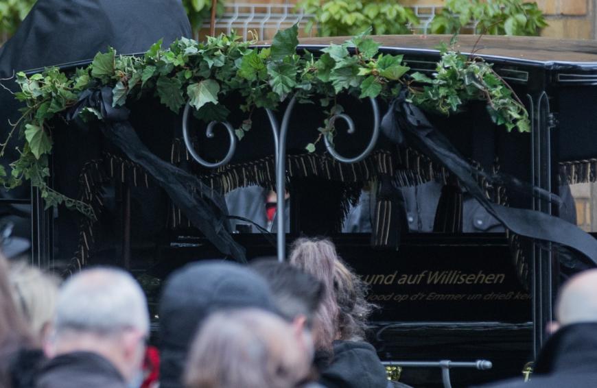 ...auf der Kutsche, die den Sarg transportierte, waren die letzten Grüße an Willi in Kölschem Dialekt geschrieben.