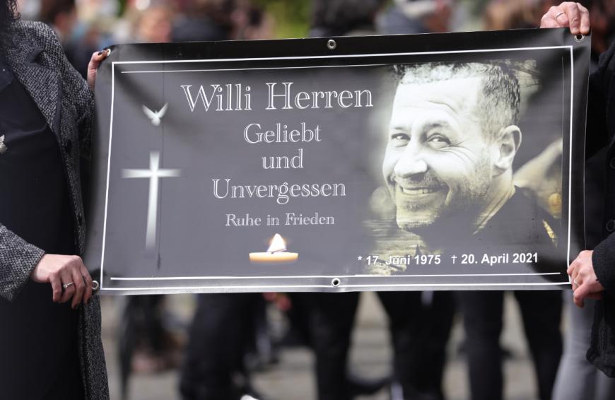 Willi Herren wurde auf dem Kölner Melaten-Friedhof beerdigt. Zahlreiche Fans, Freunde und Angehörige trauerten - manche sogar wie hier in Form von Plakaten.