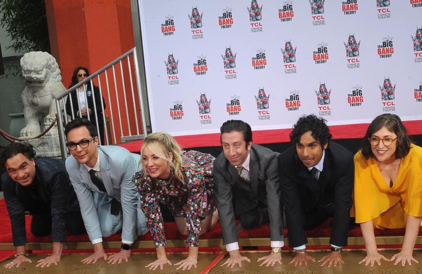 Mit ihrem Co-Star Johnny Galecki war sie ebenfalls zwei Jahre zusammen. Die beiden stehen immer noch in engem Kontakt. Ob das ihrem Ehemann gefällt?