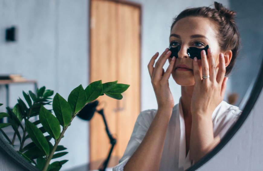Mit Augenpads kannst du in wenigen Minuten Augenringe und Schwellungen bekämpfen. Ein Paar ist dabei besonders beliebt ... 