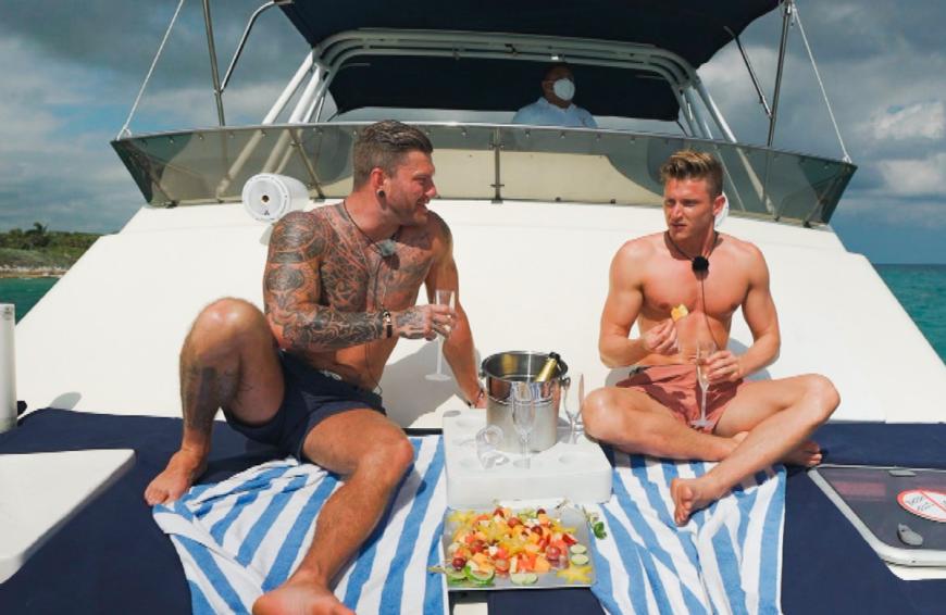 Die RTL-Kandidaten Till und Tommy werden zu einem Yacht-Ausflug gelotst, um die Neuankömmlinge zu begrüßen.