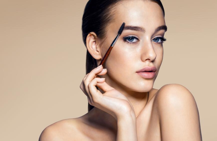 Mit einem Augenbrauen-Kit kannst du dir in nur 3 Schritten echte Wow-Brows zaubern. 
