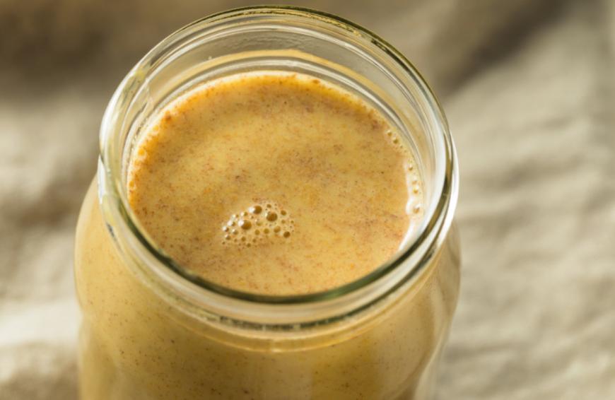 Mit ihrer "Goldenen Milch" hat Influencerin Myra Snöflinga schon zahlreichen Followern geholfen, ihre gesundheitlichen Probleme zu verbessern. Dabei schwört sie auf die tägliche Einnahme von Kurkuma, Gerstengras, Hagebutte und Ashwagandha.
