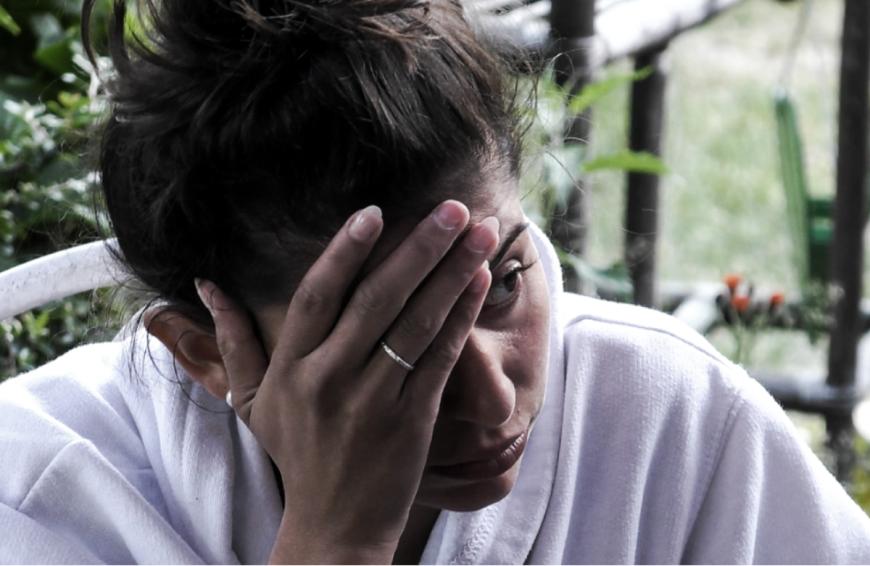 Weil ihre Plazenta zu tief sitzt, weiß Eva Benetatou nicht, wie sie ihr Kind auf die Welt bringen wird. Doch das ist nicht das einzige Problem der 28-Jährigen ...