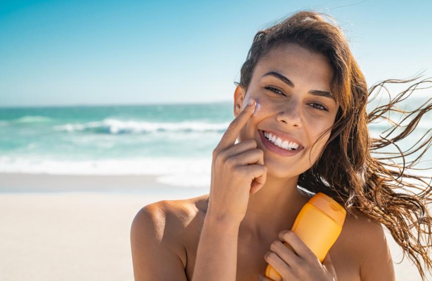 Ein guter Sonnenschutz ist unverzichtbar, um möglichst lange faltenfrei zu bleiben. Eine Sonnencreme bietet einen doppelten Anti-Aging-Effekt. 