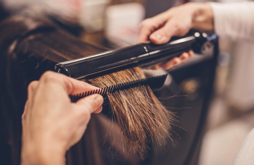 Ein Profi-Styling wie von dem Friseur deines Vertrauens gelingt dir jetzt auch selbst ganz einfach Zuhause mit einem günstigen Glätteisen.