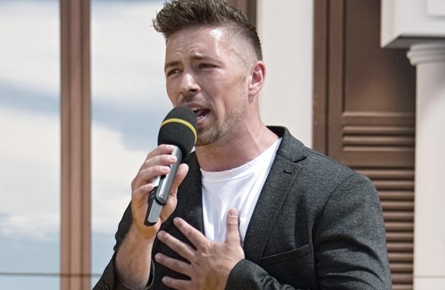 In seiner Instagram Story sehen seine Fans den Schlager-Star oben ohne – und können so seine Muskeln betrachten...