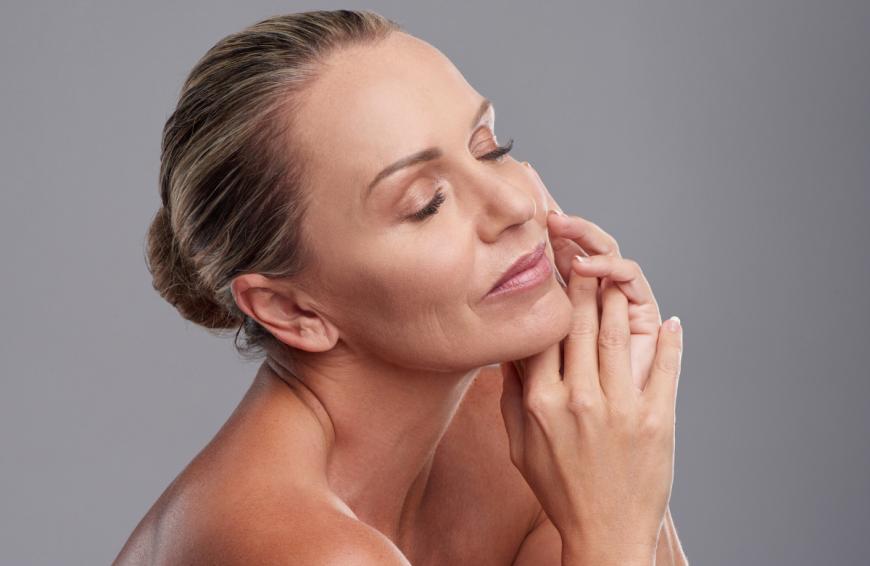 Mit einem Anti-Aging-Serum aus der Drogerie bekämpfst du Falten gleich dreifach. 