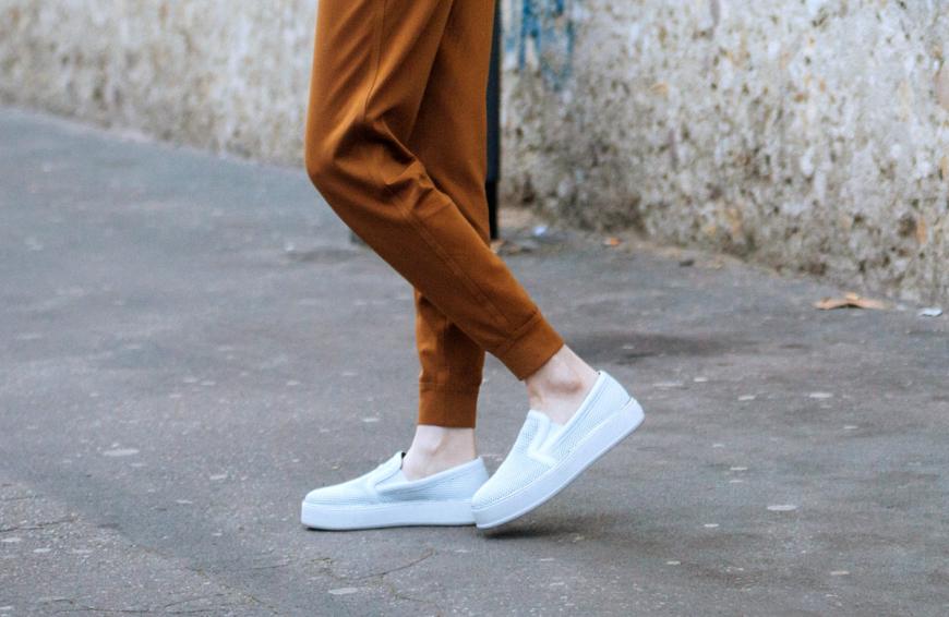 Weiße Sneaker passen einfach zu jedem Look. Ein Modell im Slip-On-Design geht im Netz durch die Decke. 