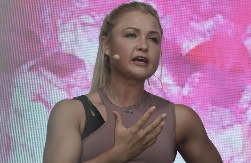 Sophia Thiel spricht über die Trennung von ihrem Ex Charlie.