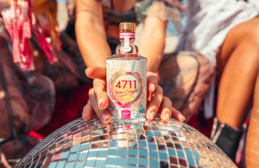 Raus aus dem Alltag und rein ins volle Leben – das ist das Motto der neuen Duftlinie Remix Cologne von 4711. Selten war die Sehnsucht nach Abenteuer und grenzenloser Freiheit größer und genau dieser Lifestyle wird in den Duftrichtungen Orange, Zitrone und Orangenblüte ge-remixt. Jedes Jahr ergänzt ein neuer Duft und damit ein neues Lifestyle-Motto die Range. In diesem Jahr dreht sich alles um die Orangenblüte und das Abenteuer einer kreativen Fantasiewelt in der Wüste. Lasst uns gemeinsam Grenzen sprengen! Außerdem ganz neu dabei – die Remix Erfrischungstücher deren fruchtig-freche Duftrichtungen in einer bunten Mixbox daherkommen. Das auffällige Design sorgt für Freude und Abwechslung und beweist, dass Hygiene auch Spaß machen kann! Damit sind die erfrischenden und reinigenden Tücher der perfekte Begleiter für unterwegs und ein absolutes Must-have in jeder Hand- und Hosentasche. Stay Fresh!