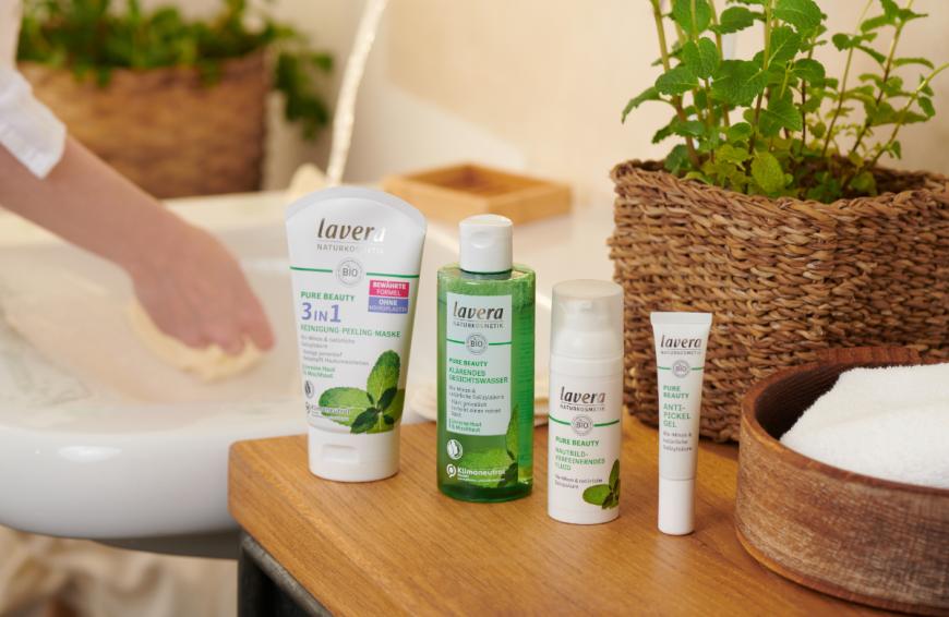 Endlich reine Haut. Natürlich. Gründlich. Hautverträglich. Unreine Haut beschäftigt viele von uns über die Pubertät hinaus. Hormonelle Schwankungen, Lifestyle-Sünden wie falsche Ernährung oder zu viel Stress können Pickel sprießen lassen. Auch das ewige Tragen der Masken reizt unsere Haut sehr. Was wirkt, ist leider oft nicht gut verträglich. Zum Glück gibt es die neue