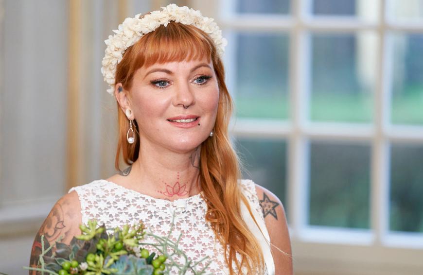 Alissa verteilte vor dem Traualtar einen Korb an Sebastian.