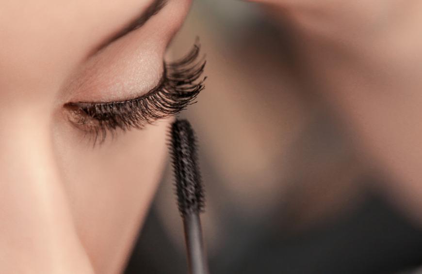 In der Drogerie haben wir eine Mascara entdeckt, die Definition und Volumen bis in die Spitzen verleiht und gleichzeitig die Wimpern wie ein Serum stärkt. 