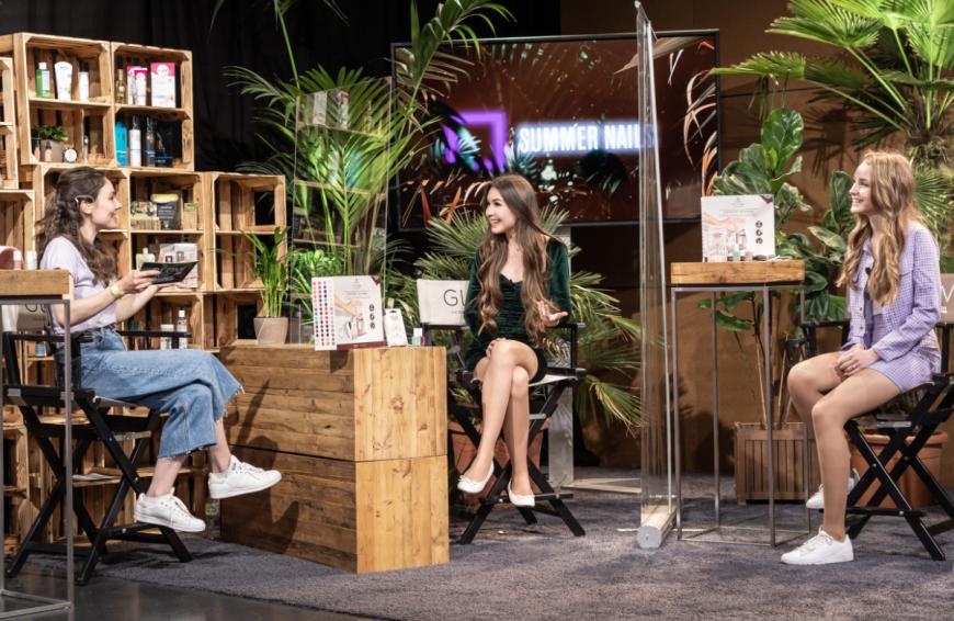 Moderatorin Julia Krüger im Beauty-Talk mit Kassandra aka typischkassii und Chanti, besser bekannt als crazychantii.