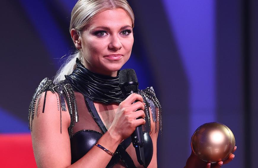Valentina Pahde steigen die Tränen in die Augen, als sie bemerkt, dass sie einen Langsamen Walzer tanzen muss.