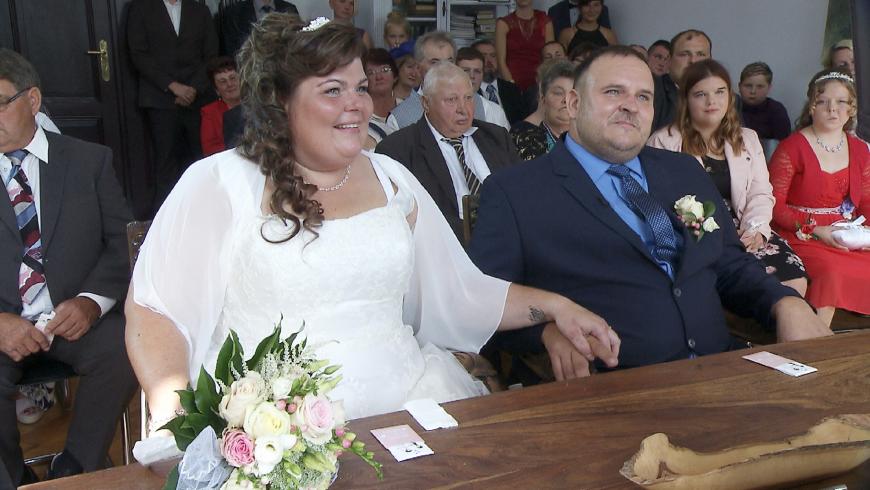 2018: Swen und Nancy
Nancy und Swen kämpften 2018 bei ihrer standesamtlichen Trauung mit den Tränen des Glücks, als sie sich romantisch die ewige Treue schworen.