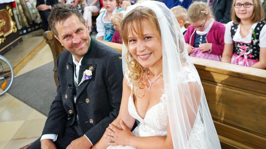 2019: Steffi und Stephan
Steffi und Stephan besiegelten ihre Liebe! Fast genau ein Jahr war es her, dass Inka Bause sie beim großen Scheunenfest von