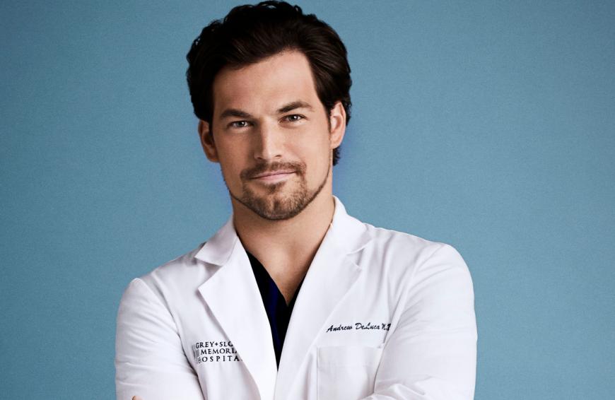 Damit haben in Staffel 17 gleich drei Hauptdarsteller das Handtuch geworfen: In einer der ersten Folgen starb Andrew DeLuca (Giacomo Gianniotti) sogar den Serientod.