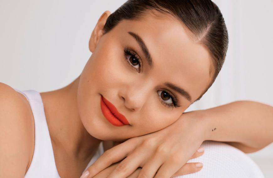 Endlich! Auf diese Nachricht haben Make-up-Fans seit dem US-Launch im letzen Jahr gewartet: Selena Gomez' Brand Rare Beauty ist ab dem 1. Juli auch endlich exklusiv in Deutschland bei Sephora erhältlich. Die Produkte zeichnen sich dadurch aus, dass sie sich den Bedürfnissen