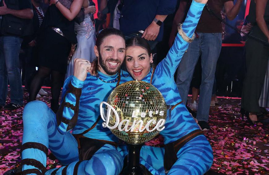 2017 tanzten sich Gil und Ekaterina Leonova in die Herzen der Zuschauer und schließlich auch ins große Finale der RTL-Sendung, wo sie schließlich den Pokal holten.