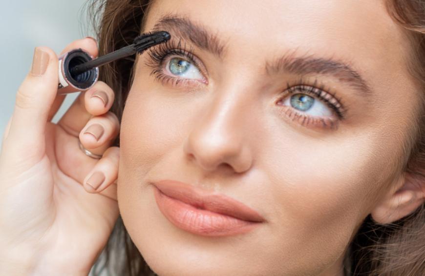Die "Double Extension"-Mascara von L'Oréal Paris besteht aus zwei verschiedenen Phasen, die nacheinander aufgetragen werden. Die eine pflegt die Wimpern, die andere verlängert sie um bis zu 80 Prozent.