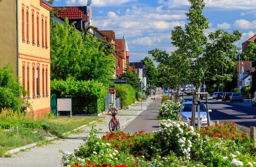 Die Umgebung lockt mit viel Natur: Der Senftenberger See ist nur drei Kilometer entfernt, der Spreewald lädt zu Erkundungstouren ein und in der Sächsischen Schweiz kann man wunderschön wandern.