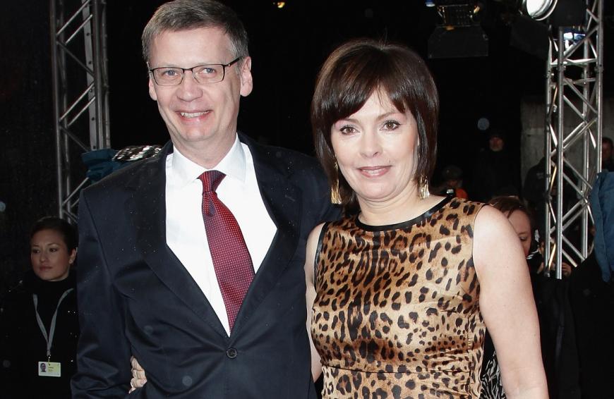 Günther Jauch geht seit mehreren jahrzehnten glücklich durchs Leben mit seiner Ehefrau Dorothea.