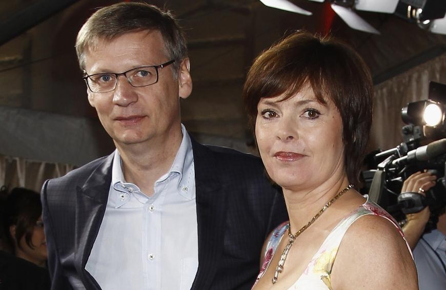 Heute sind sie seit 15 Jahren verheiratet und haben vier Töchter.