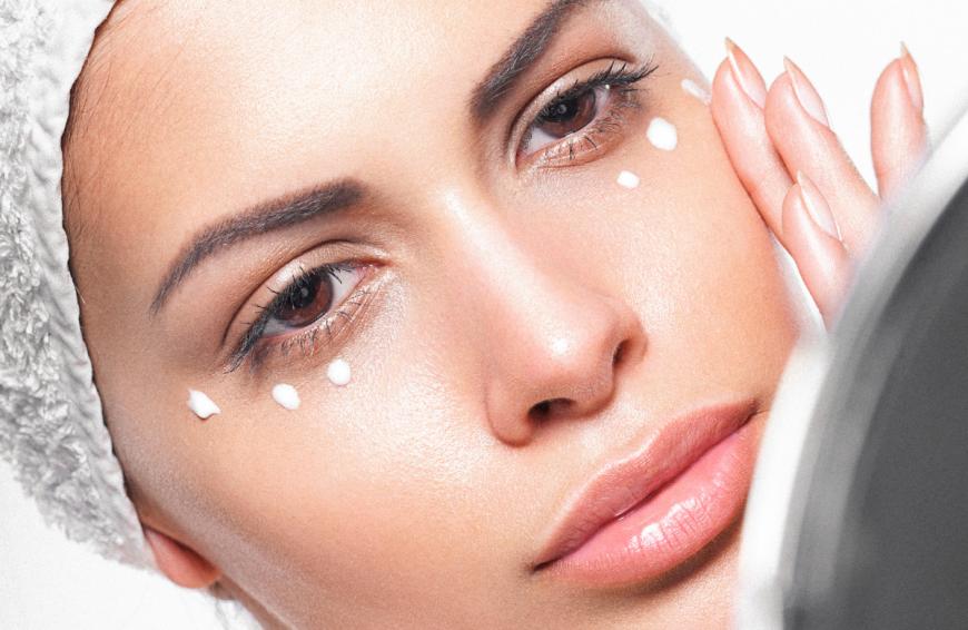 Eine günstige Augencreme aus der Drogerie mindert nicht nur Augenringe, sondern bekämpft auch Falten!