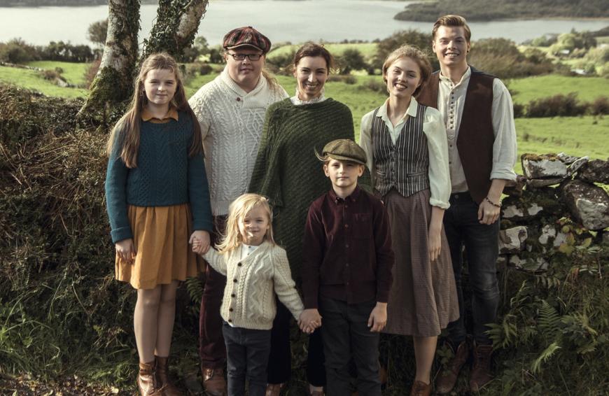 Angelo Kelly (2. v. li.) mit seiner Familie (von li. nach re.) Emma, Joseph, Mutter Kira, Wiliam, Helen und Gabriel.