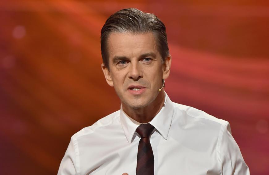 Wenn er sich im TV selber sieht, zappt er direkt weg. Lanz kann es nicht ertragen, sich selbst auf dem Bildschirm zu sehen.