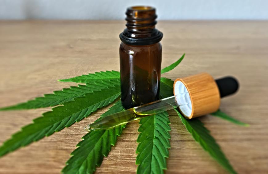 CBD-Öl erfreut sich einer zunehmenden Beliebtheit. 