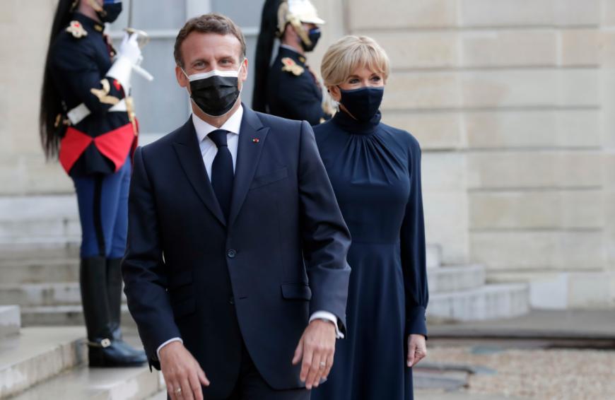 Bei einem Termin gab ein Mann dem französischen Präsidenten, Emmanuel Macron, eine Ohrfeige.