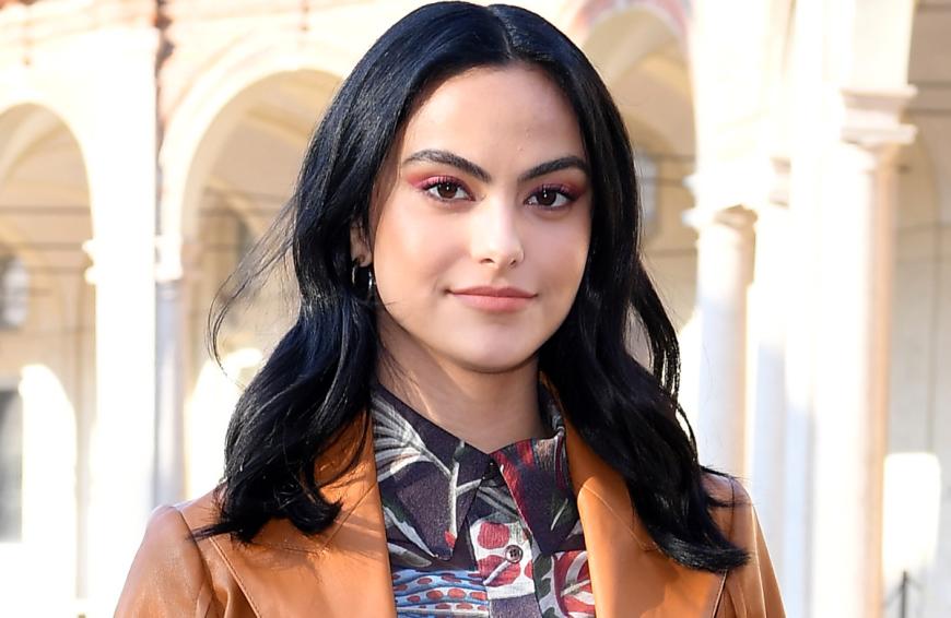 "Riverdale"-Star Camila Mendes begeistert uns immer wieder aufs Neue mit glänzenden und gesunden Haaren. Das hat sie einer ganz bestimmten Haarpflege zu verdanken.