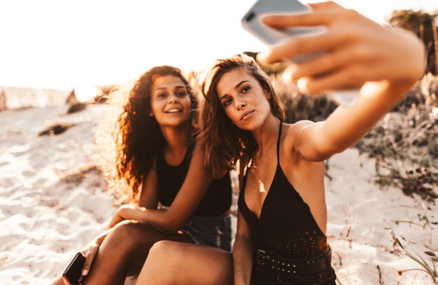 Optimaler UV-Schutz und ein perfekter Teint in nur einem Schritt – mit einer getönten Sonnencreme wird dieser Traum wahr. 