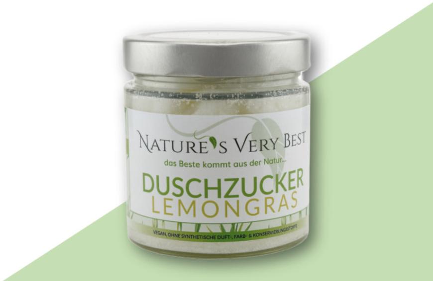 Hol dir den Sommer in dein Badezimmer! Mit dem handgemachten Duschzucker von Nature’s Very Best, wird deine Haut nicht nur optimal mit Feuchtigkeit versorgt, sondern durftet auch fruchtig-frisch und sommerlich. Der Duschzucker ist mit hochwertigen Ölen und Düften angereichert und beschert dir dadurch ein wohltuendes Duscherlebnis. Das Beste: Der Duschzucker kann ganz ohne schlechtes Gewissen verwendet werden, denn er besteht aus natürlichen Inhaltsstoffen und ist zu hundert Prozent vegan. Aufgrund seiner runden Struktur wird die Oberhaut bei der Anwendung nicht verletzt, zudem trocknet der Duschzucker nicht aus und hinterlässt kein unangenehmes, brennendes Gefühl, wie es oftmals bei Salz der Fall sein kann. Die Haut fühlt sich anschließend weich, geschmeidig und gepflegt an - ohne zu kleben. Neben der Duftrichtung Lemongras bekommst du das Sommer-Must-have auch in der Duftrichtung Orange. Hier für ca. 14 Euro shoppen!