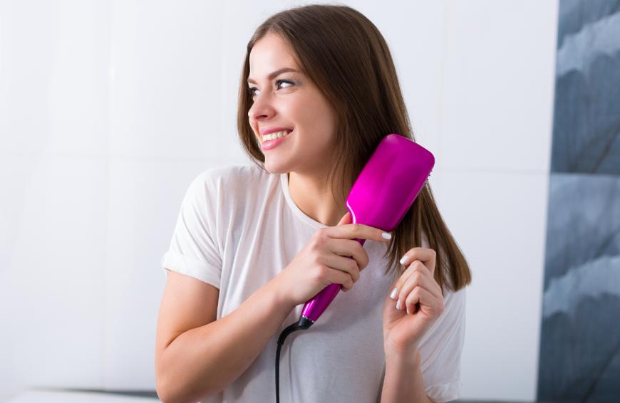 Mit einer Glättbürste kannst du deine Haare in nur einem Schritt bürsten und glätten – was für eine Zeitersparnis!
